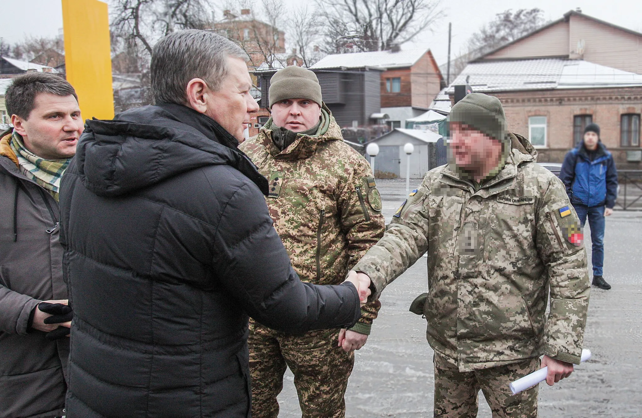 Вінницький міський  голова передав військовим на фронт два автомобіля в межах роботи Міжрегіонального координаційного гуманітарного штабу