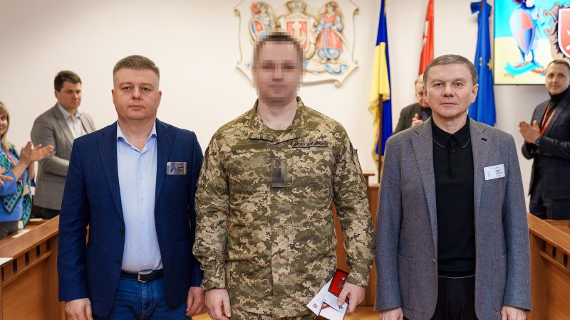 Вінницький міський голова від імені громади вручив відзнаку «За мужність та відвагу» підполковнику Повітряних Сил ЗСУ