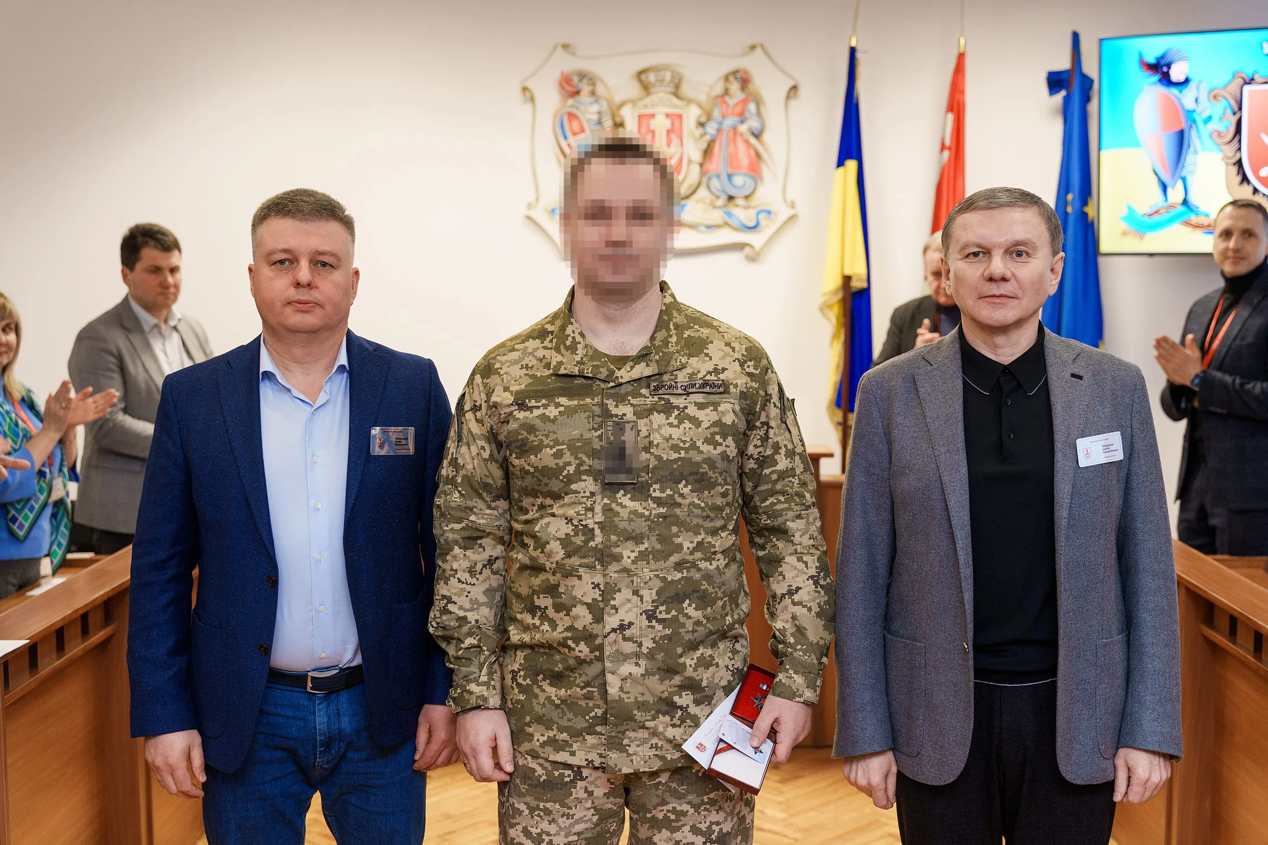 Вінницький міський голова від імені громади вручив відзнаку «За мужність та відвагу» підполковнику Повітряних Сил ЗСУ