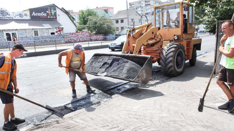 У Вінниці усувають асфальтові напливи на дорогах: деталі