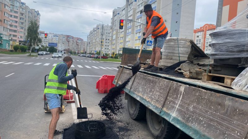 На вулиці Зодчих почали встановлювати оновлені люки для підвищення безпеки на дорозі