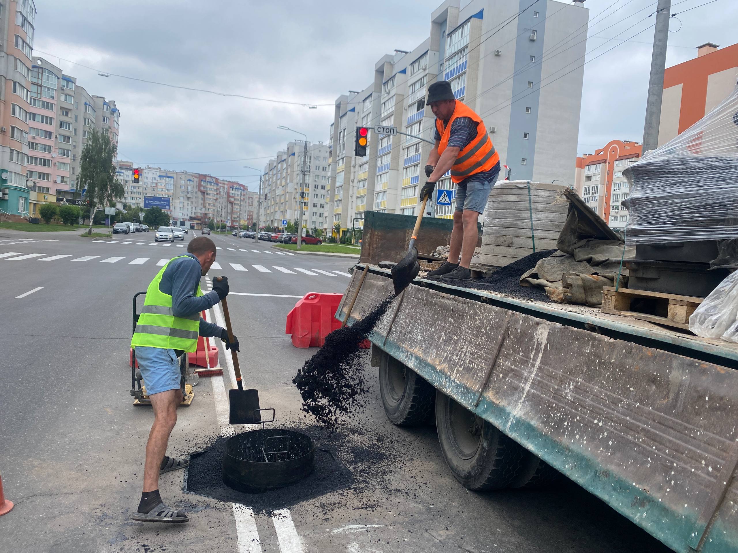 На вулиці Зодчих почали встановлювати оновлені люки для підвищення безпеки на дорозі