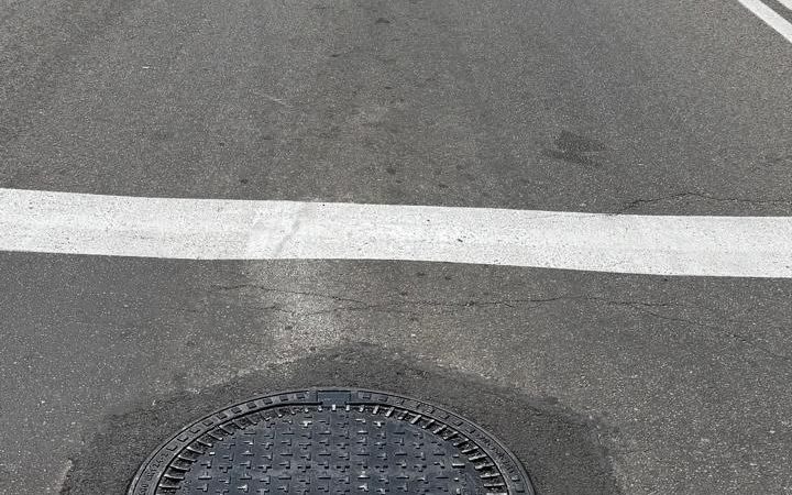 На вулиці Зодчих почали встановлювати оновлені люки для підвищення безпеки на дорозі