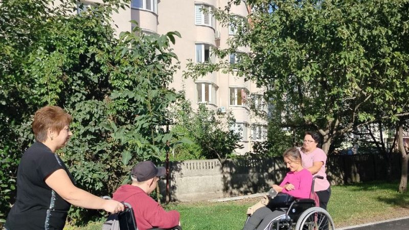 У Тяжилові з’явилась нова пішохідна доріжка у дворі будинку