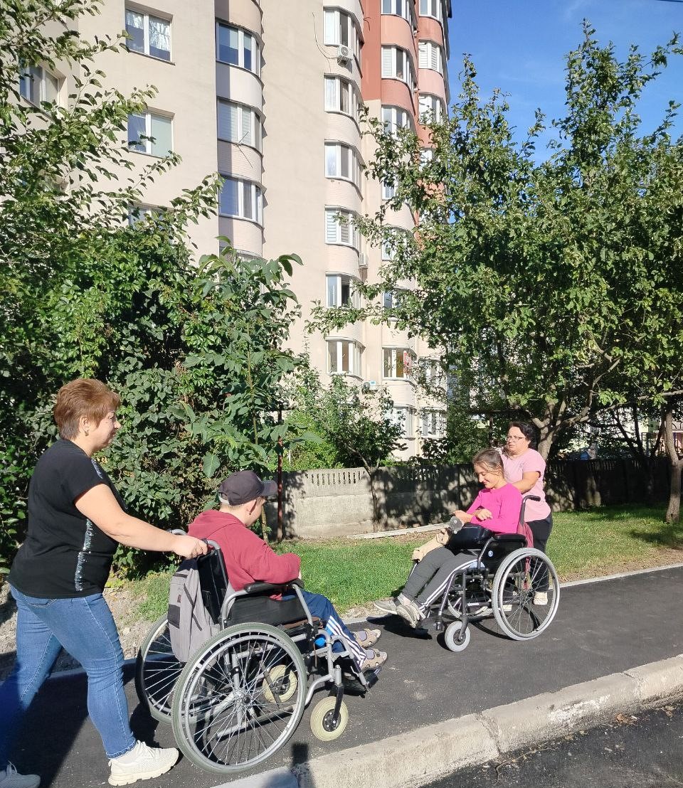 У Тяжилові з’явилась нова пішохідна доріжка у дворі будинку