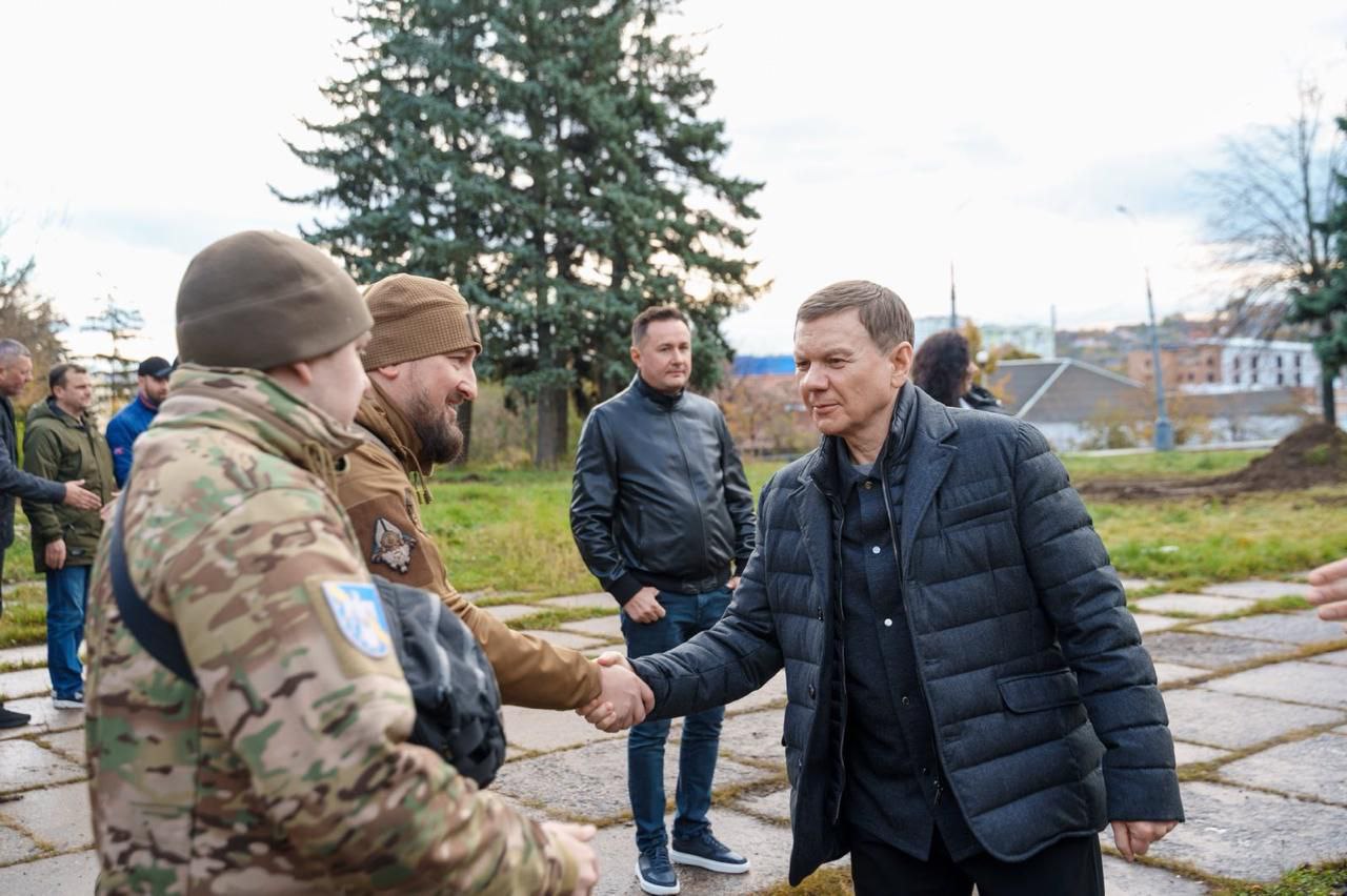 Автомобіль і FPV-дрони передав Міжрегіональний координаційний гуманітарний штаб військовим – учасникам «ВінниціЯнського» кінофестивалю
