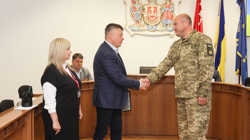 Вінницька міська рада вручила ветерану сертифікат на авто