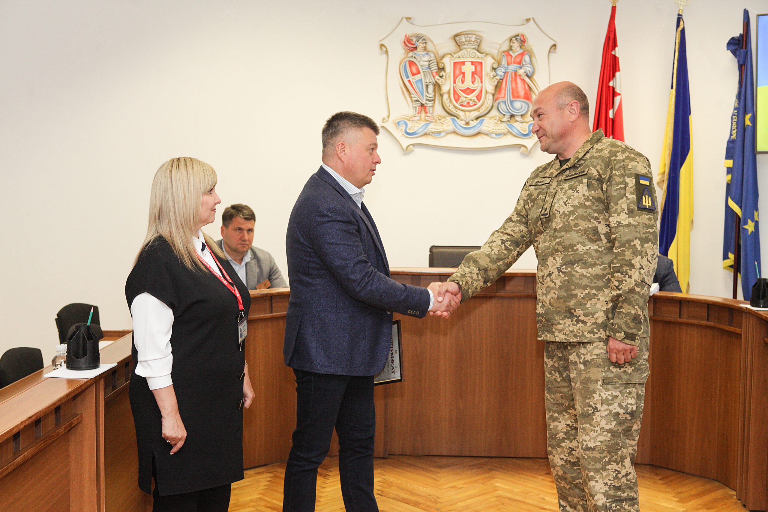 Вінницька міська рада вручила ветерану сертифікат на авто
