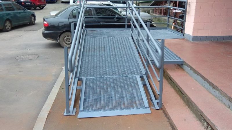 У Вінниці біля багатоповерхівки облаштували пандус для зручності мешканців