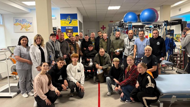 Учні вінницьких шкіл підготували подарунки для понад півтисячі поранених воїнів