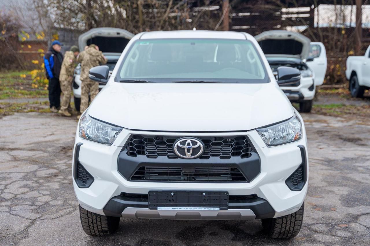 Міжрегіональний координаційний гумштаб передав 6 автомобілів для трьох військових частин