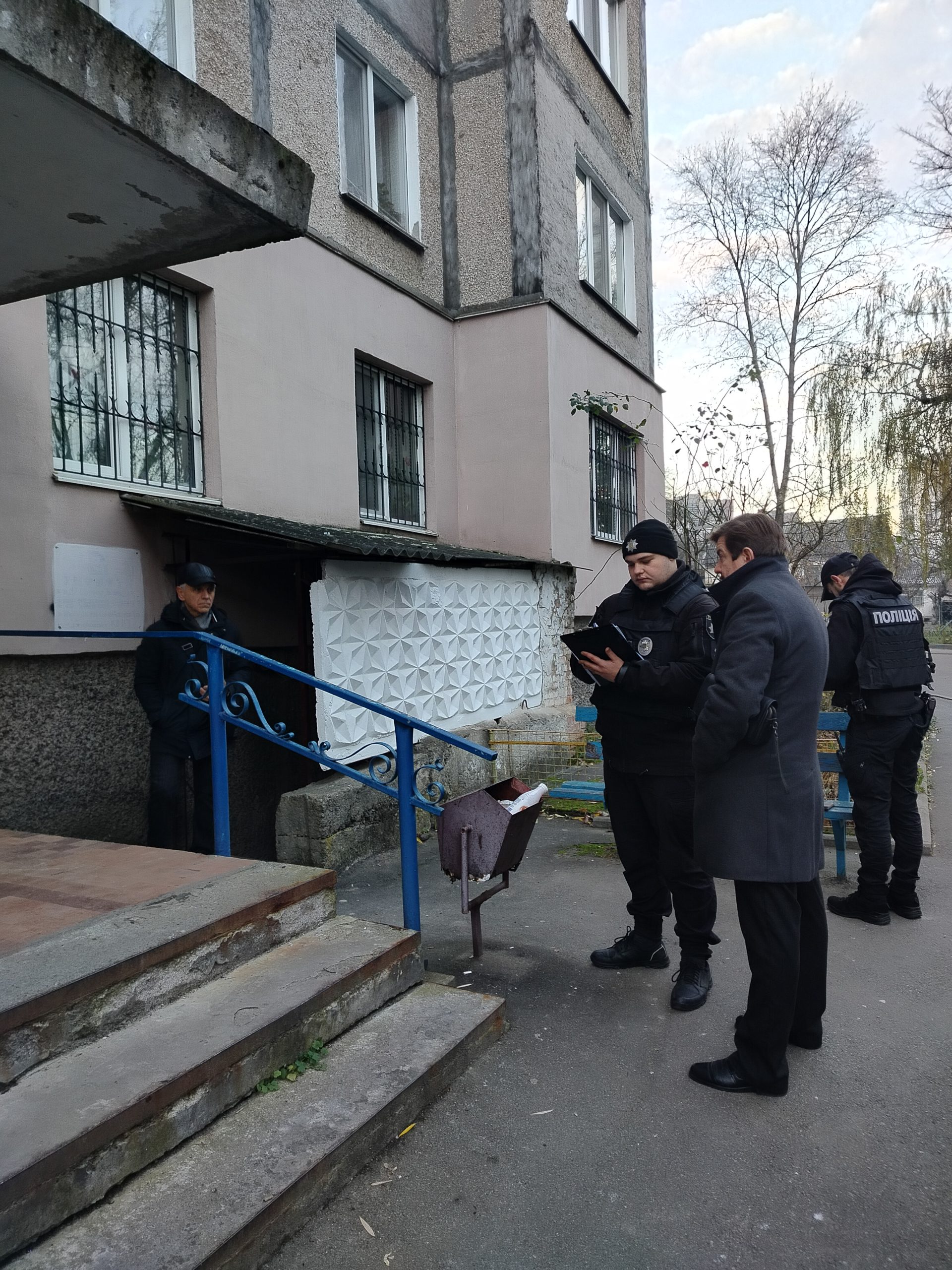 У Вінниці за участі правоохоронців демонтували перешкоду, що блокувала вхід до укриття