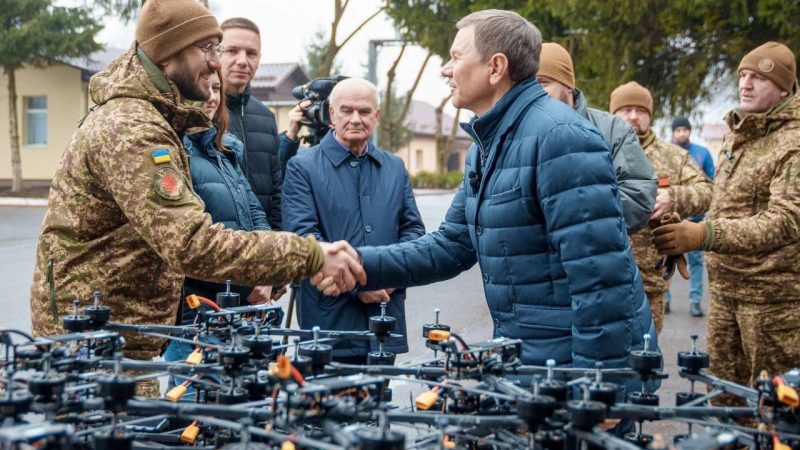 Пʼять нових пікапів та 300 FPV-дронів передав Міжрегіональний координаційний гуманітарний штаб захисникам з «Червоної калини»