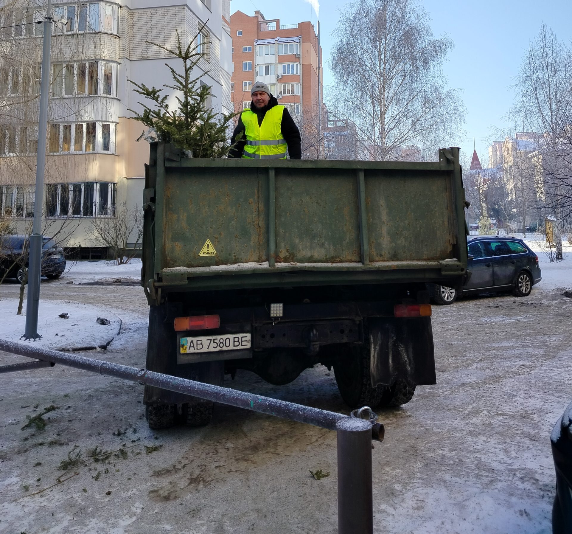 ЕкоВін здійснює вивезення ялинок з контейнерних майданчиків міста