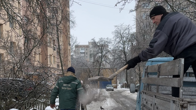 Комунальні служби міста продовжують ліквідовувати наслідки негоди