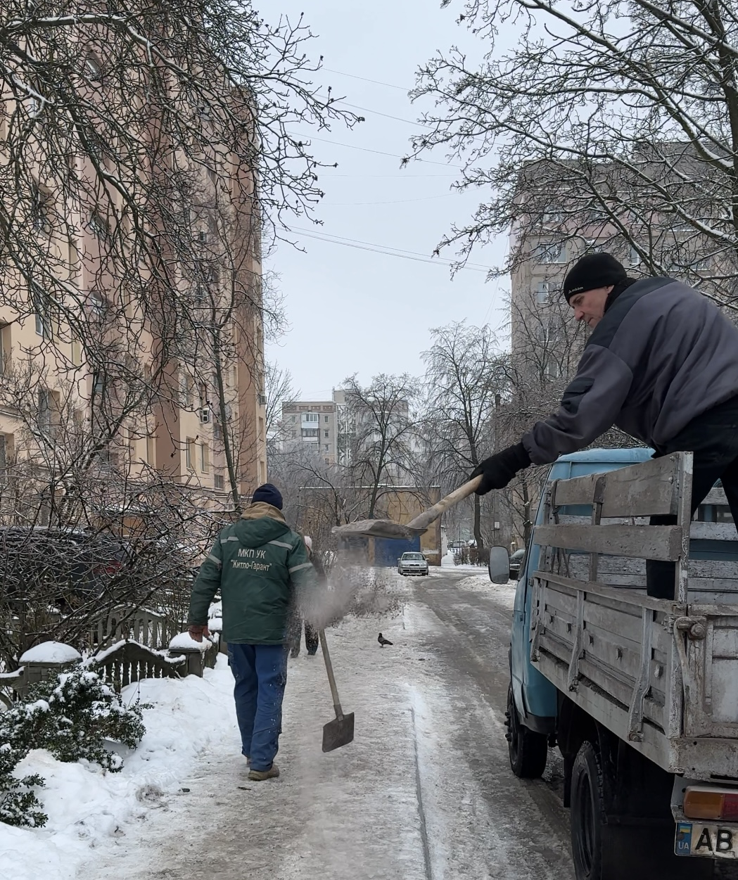 Комунальні служби міста продовжують ліквідовувати наслідки негоди