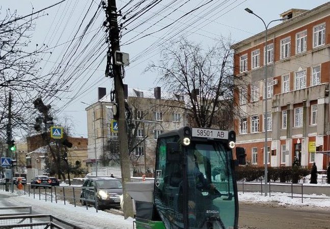 У Вінниці до робіт із прибирання снігу задіяли понад 50 одиниць спеціальної техніки та кілька сотень працівників