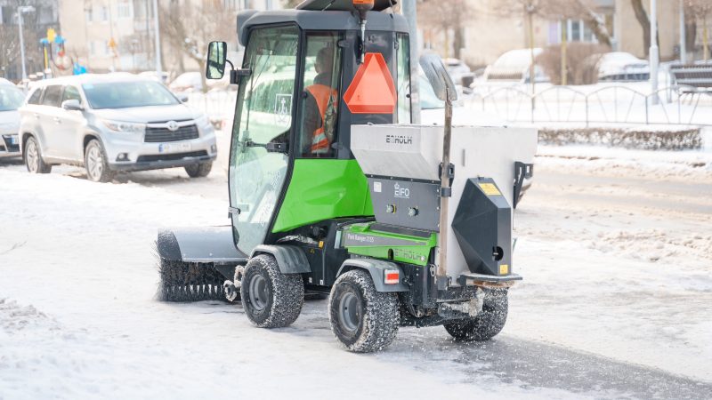 Комунальники Вінниці з ночі обробляють територію міста протиожеледними засобами