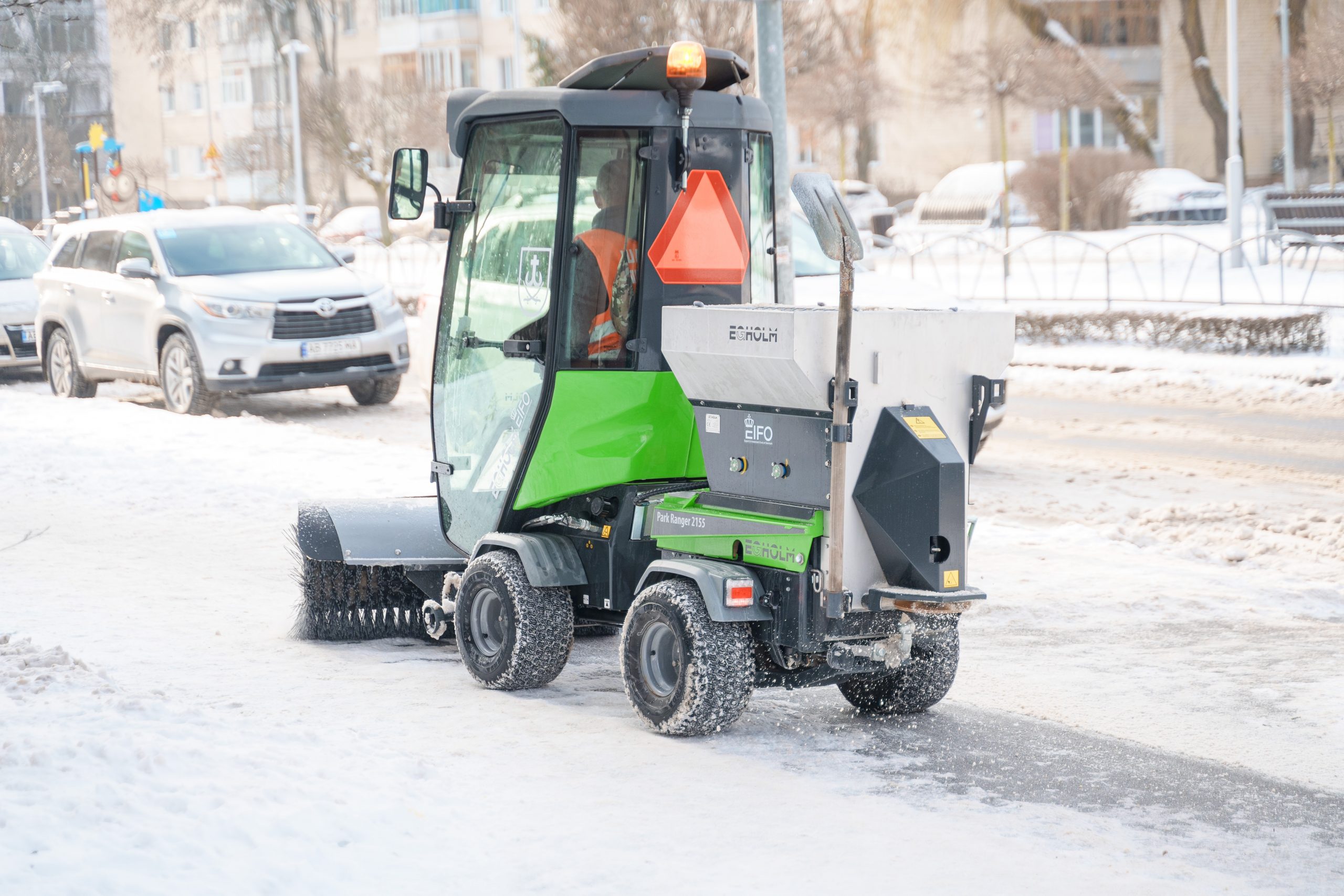 Комунальники Вінниці з ночі обробляють територію міста протиожеледними засобами