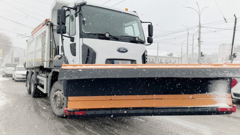 Вінницю від снігу очищають 39 одиниць спецтехніки