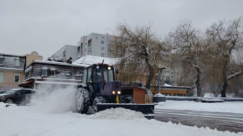 Комунальні служби з вечора розчищають та обробляють міські території перед похолоданням