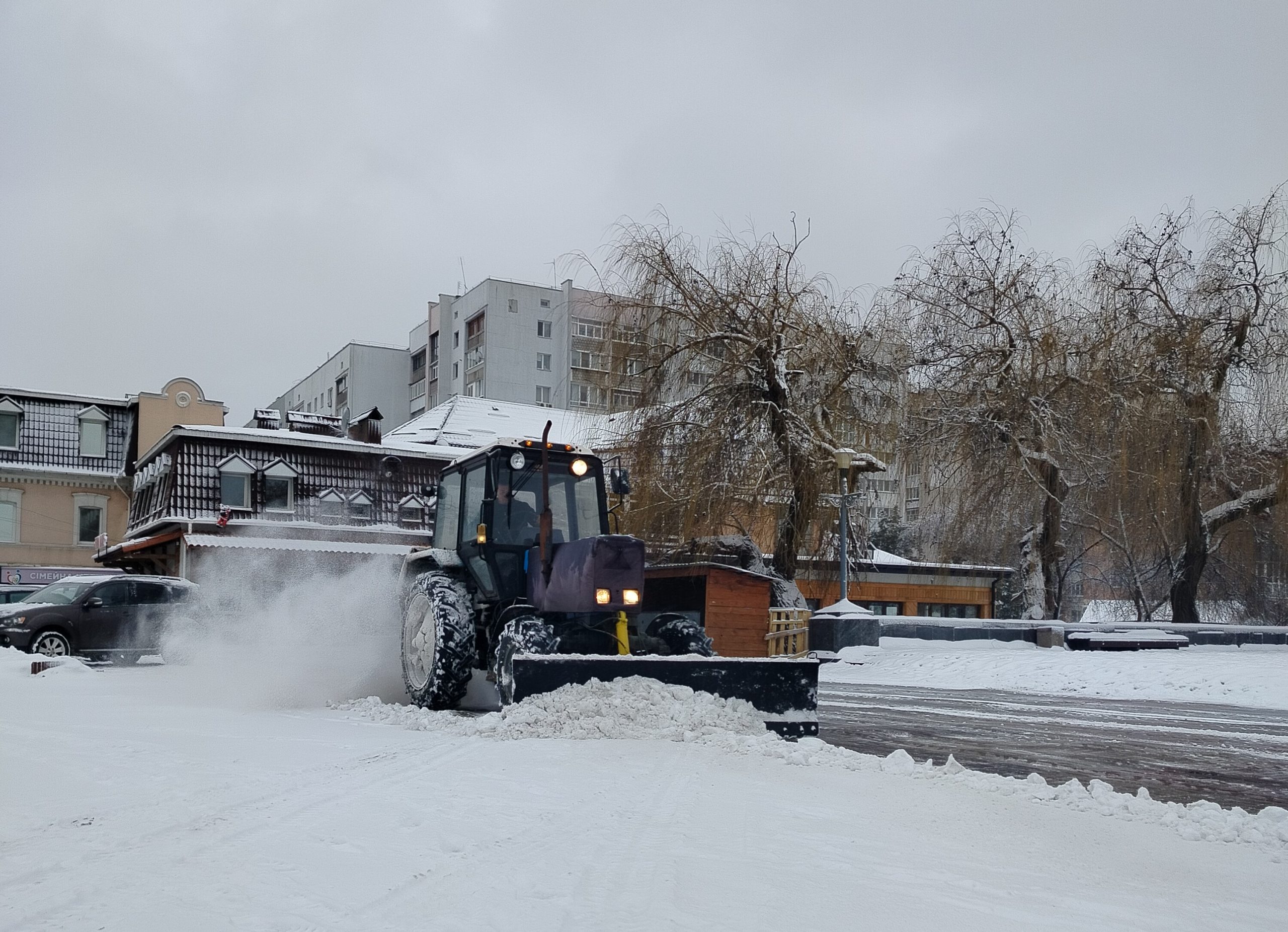 Комунальні служби з вечора розчищають та обробляють міські території перед похолоданням