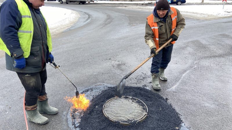 У Вінниці відновлюють пошкоджені дороги за допомогою холодного асфальту та рециклера
