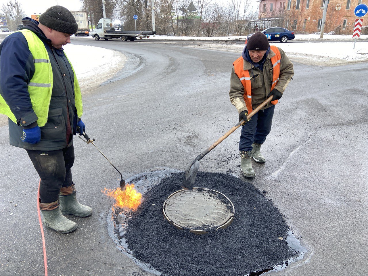 У Вінниці відновлюють пошкоджені дороги за допомогою холодного асфальту та рециклера