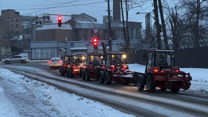 Снігопад у Вінниці: комунальна техніка вийшла на дороги міста