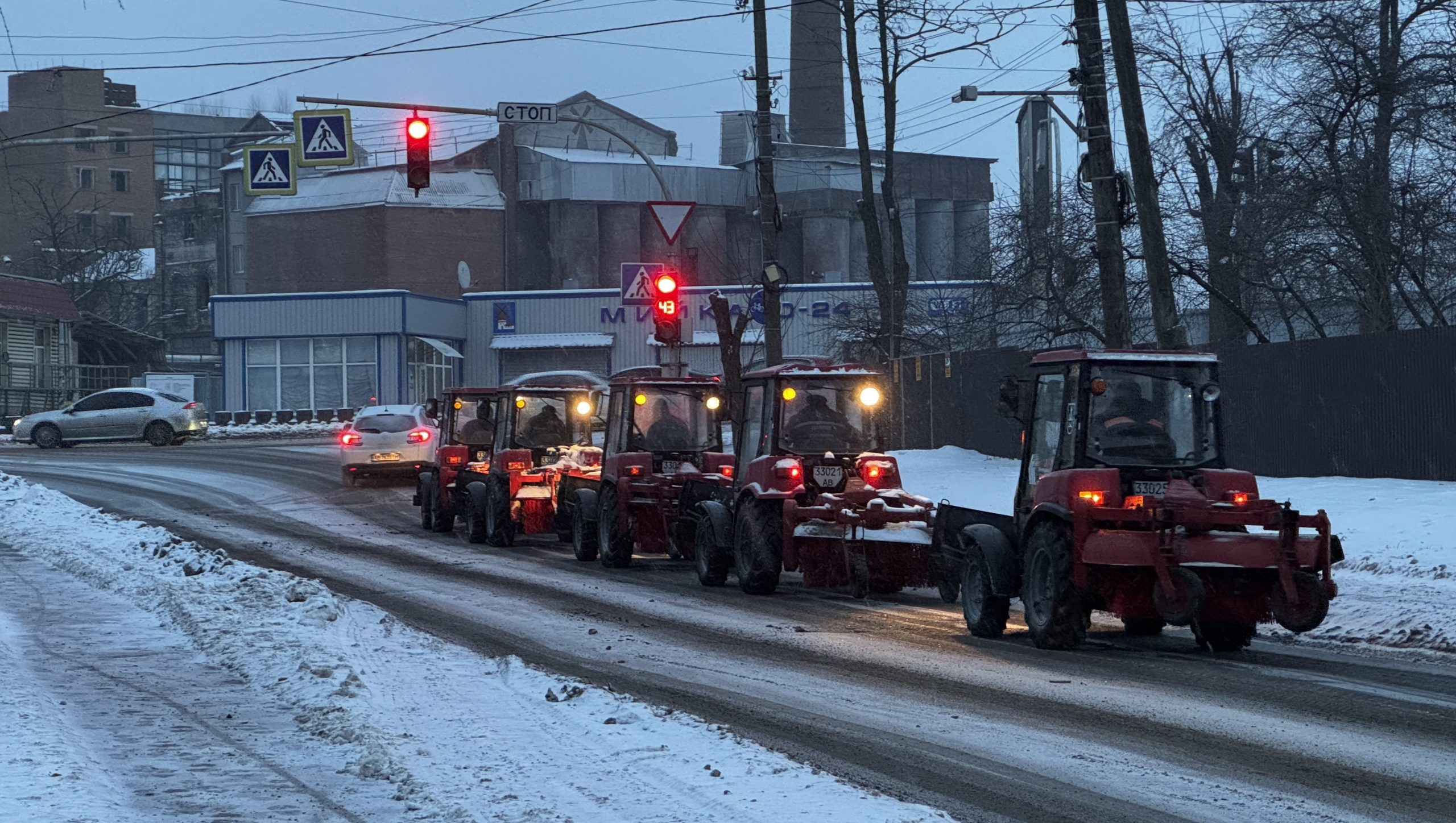 Снігопад у Вінниці: комунальна техніка вийшла на дороги міста