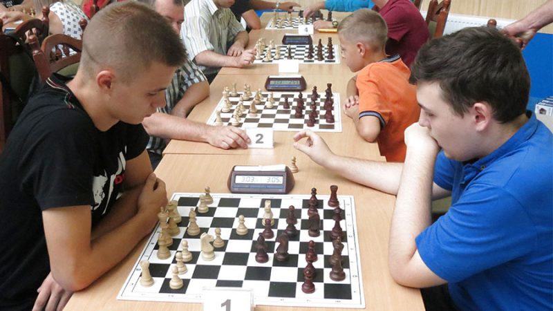 У вінницькій шаховій «Формулі-1» діти і молодь «б’ють» ветеранів