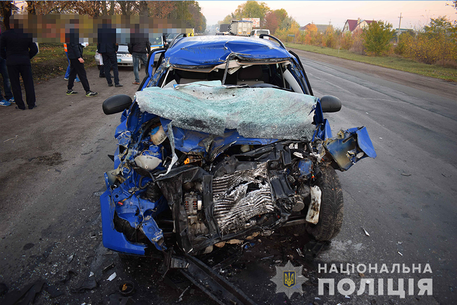 На Вінниччині не розминулись іномарка з вантажівкою. Один з водіїв загинув (ФОТО)