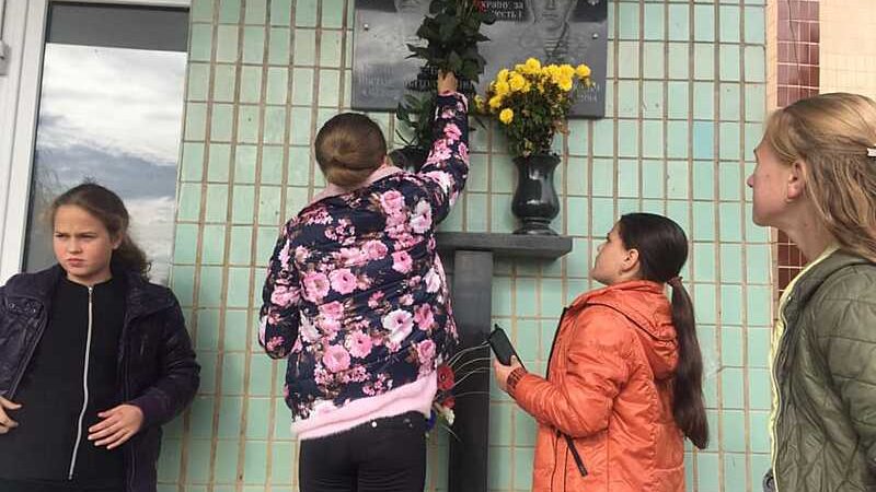 Школярі з Сутисок вшанували загиблого героя-земляка Віктора Кулібабу-Бухова