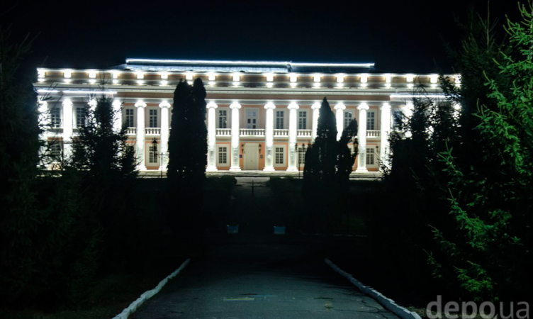 Фасад палацу Потоцьких оримав нічну підсвітку