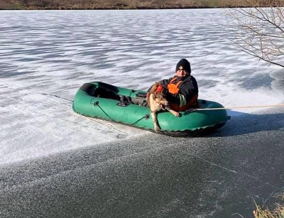 Вінницькі рятувальники врятували пса з крижаної водойми