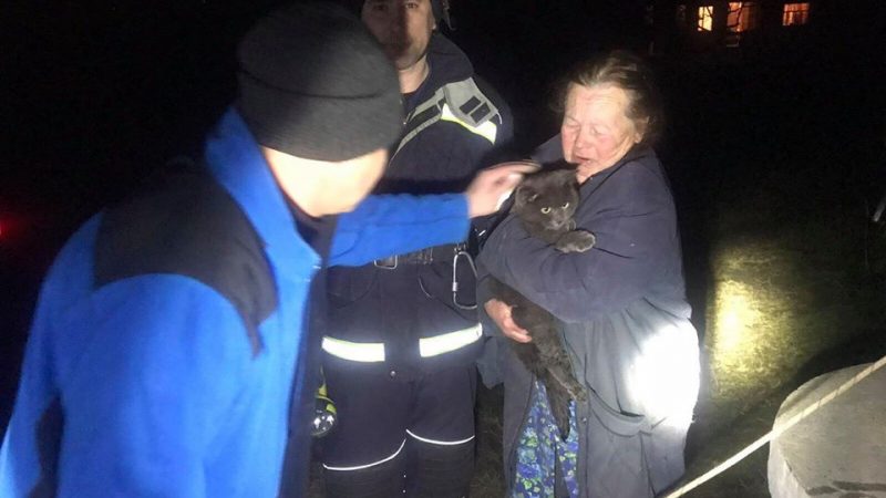 На Вінниччині рятувальники дістали кота Мажора з криниці