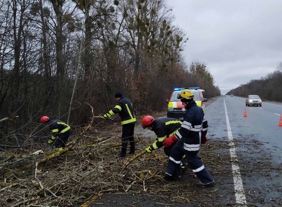 26 викликів за добу: рятувальники розповіли про наслідки негоди на Вінниччині