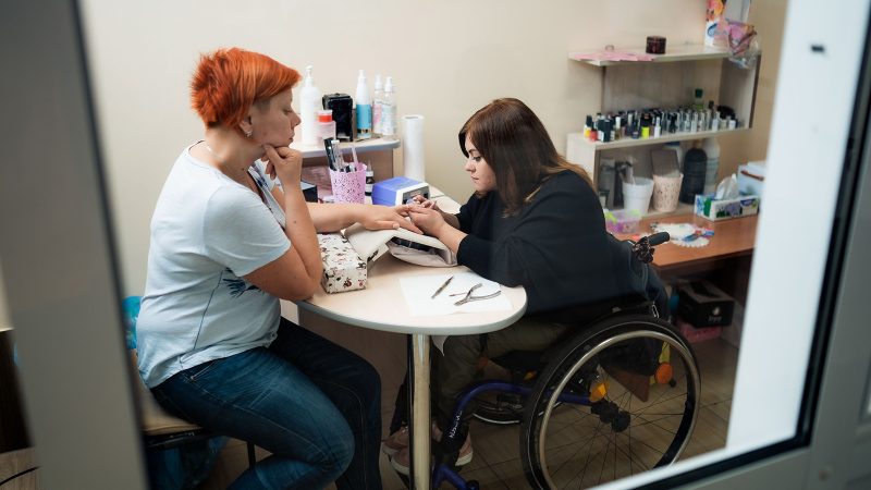 Манікюрний салон та кав’ярня: у Вінниці створили унікальний проект для людей з інвалідністю