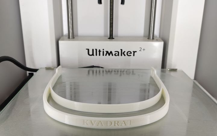 Вінницький “Квадрат”  на 3D-принтері друкуватиме захисні щітки для медиків