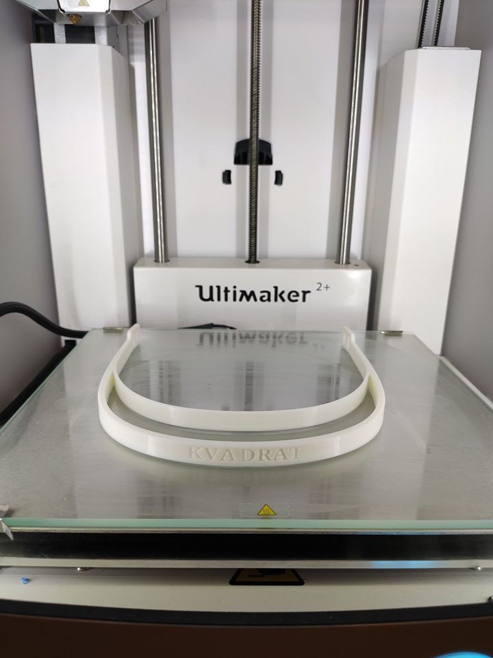 Вінницький “Квадрат”  на 3D-принтері друкуватиме захисні щітки для медиків