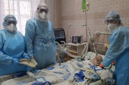 На Вінниччині лікарі боряться за життя 2-річного хлопчика, який захворів на коронавірус
