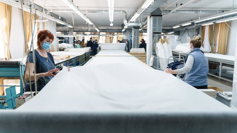 У Вінниці дві швейні фабрики виготовляють захисні костюми для медиків