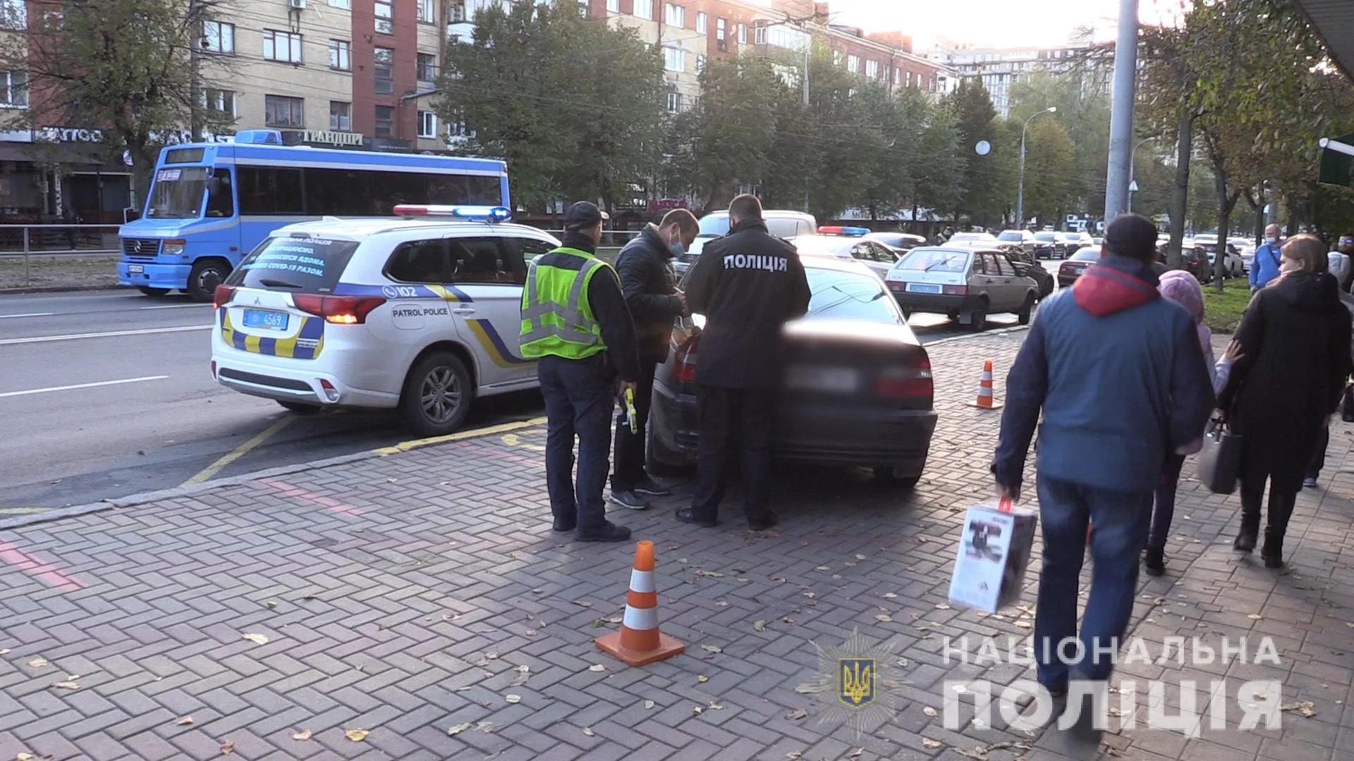 У Вінниці BMW в’їхало в зупинку громадського транспорту