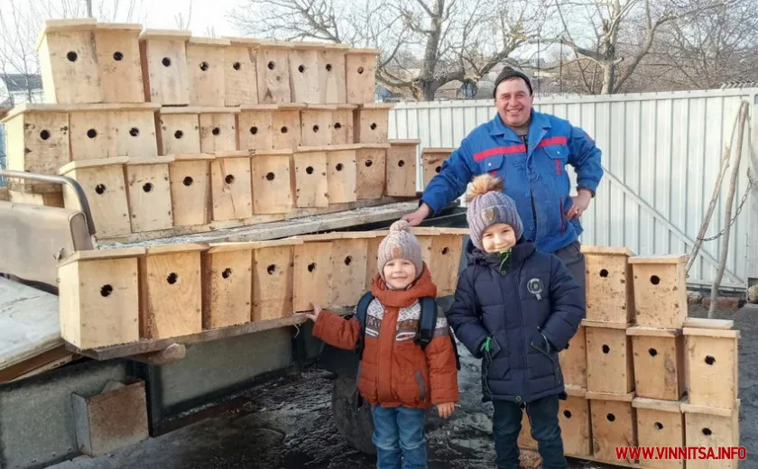 Сільський кочегар з Вінниччини змайстрував для лісу 60 шпаківень