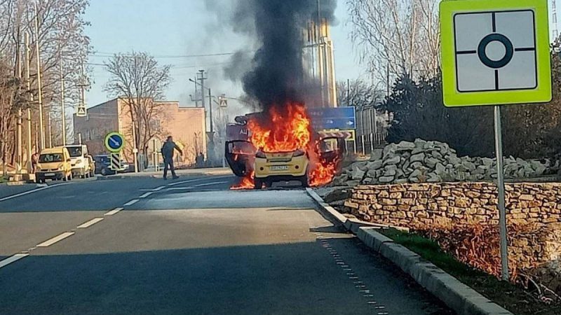 На Вінниччині посеред дороги загорівся електромобіль
