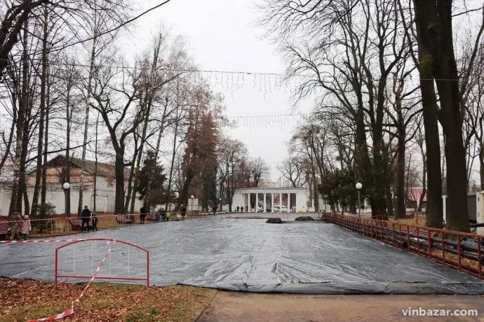 У Центральному парку культури і відпочинку облаштовують ковзанку під відкритим небом