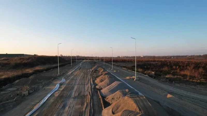 У Вінниці на вулиці Проектній тривають земляні роботи під бетонну дорогу протяжністю півтора кілометра