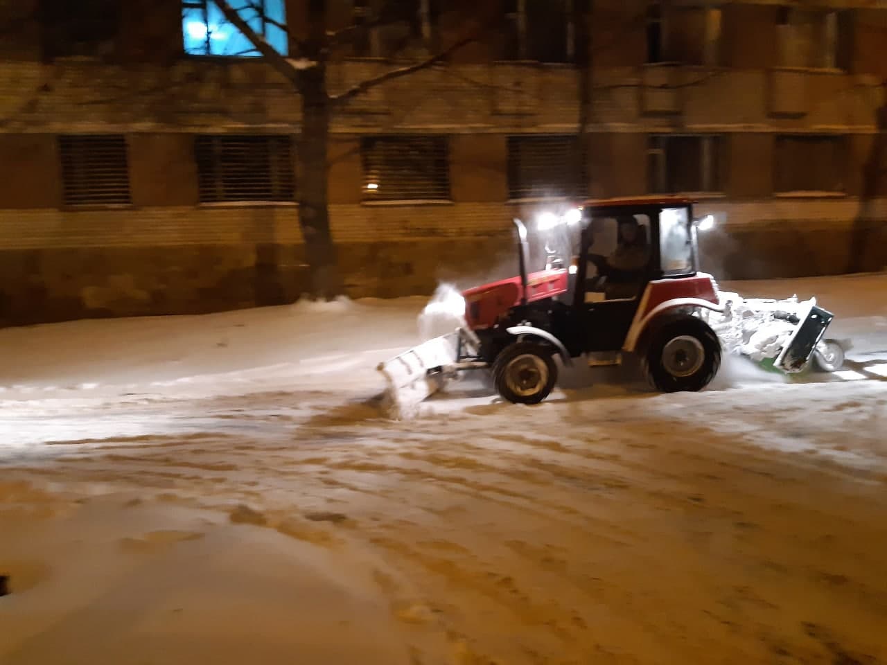 У Вінниці спецтехніка продовжує чистити місто від снігу