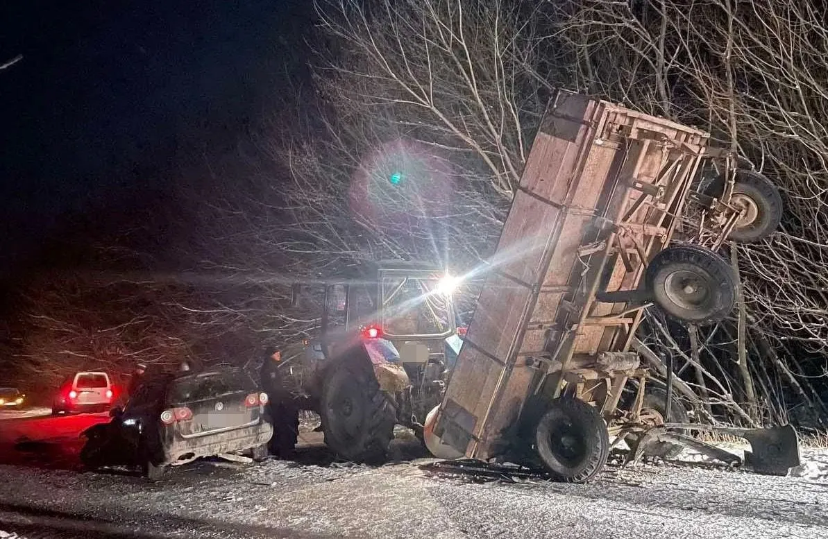 На Вінниччині зіштовхнулися три автівки та трактор