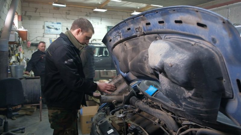 Волонтери з Вінниці ремонтують автівки та везуть у зону бойових дій для військових